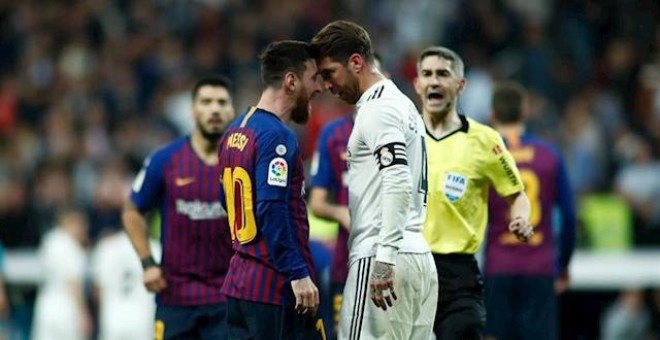 Los capitanes de ambos equipos, Leo Messi y Sergio Ramos, cara a cara durante el último choque. / Europa Press
