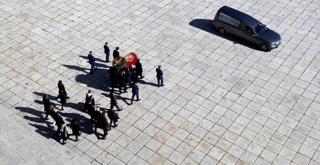 24/10/2019 - Los familiares de Franco portan el féretro con los restos del dictador. / REUTERS