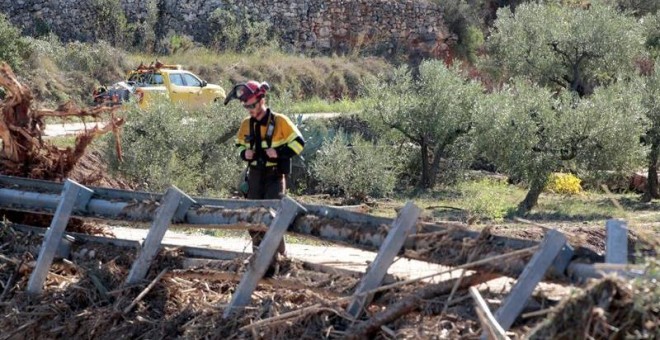 25/10/2019.- Técnicos forestales realizan tareas de búsqueda en el rio Francolí, Vilaverd (Tarragona), donde desaparecieron una madre y su hijo que vivían en un bungaló, arrancado por el agua en las riadas de esta semana. EFE/ Jaume Sellart