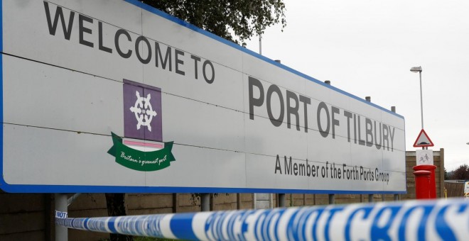 25/10/2019 - Una cinta policial en la entrada del puerto de Tilbury donde las autoridades retienen los cuerpos de los migrantes, luego de su descubrimiento en un camión en Essex. REUTERS / Peter Nicholls