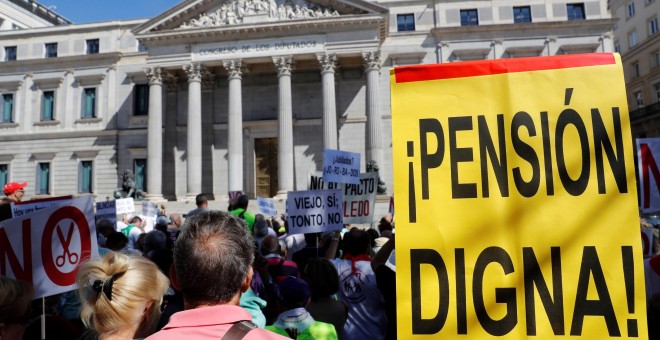 Manifestación pensionistas delante del Congreso. EFE