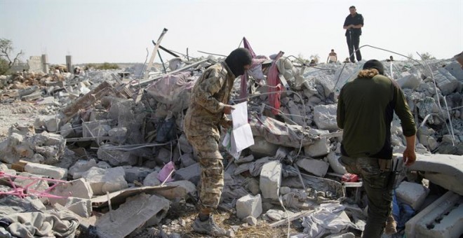 El terrorista más buscado del mundo Abu Bakr al Bagdadi murió en una operación la pasada noche a manos de fuerzas especiales estadounidenses a las afueras de la pequeña localidad de Barisha, en la provincia norteña siria de Idlib. En la imagen, miembros d