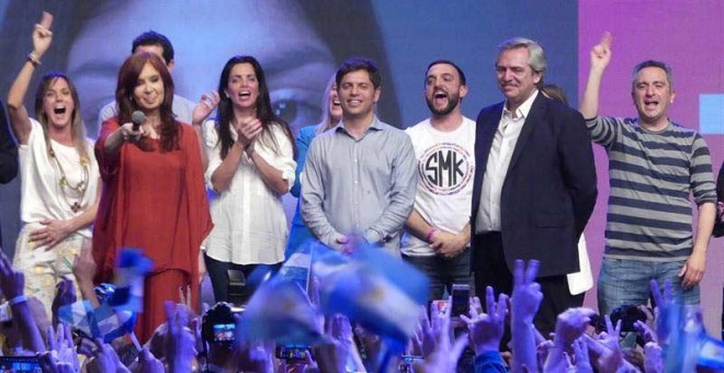 El peronista Alberto Fernández (2d), virtual presidente electo de Argentina tras ganar en primera vuelta las elecciones, y su fórmula a la Vicepresidencia de Argentina, la expresidenta argentina Cristina Fernández (2i), celebran ante miles de sus simpatiz