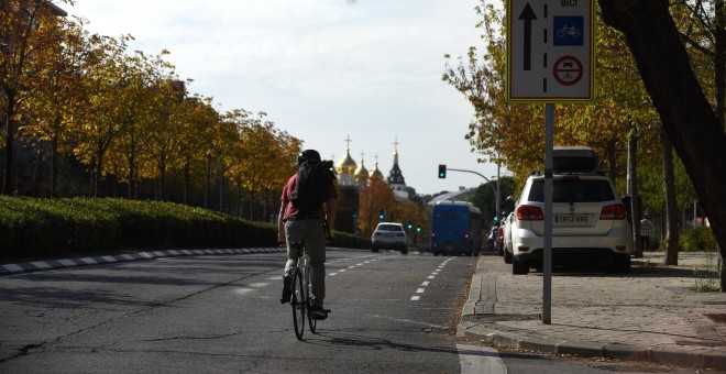 Un ciclista circula por el carril bici de la Gran Vía de Hortaleza, en Madrid./ Fernando Sánchez