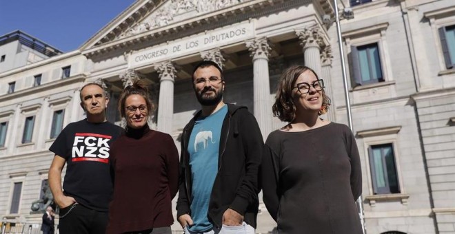 Los miembros de la CUP de izquierda a derecha: Francesc Gabarrell , Mireia Vehí, Albert Botran y Eulàlia Reguant posan frente al Congreso de los Diputados