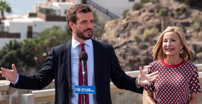 28/10/2019.- El candidato del PP a presidente del Gobierno, Pablo Casado, y la presidenta del partido en Canarias, Australia Navarro, en un acto en Gran Canaria. / EFE - ÁNGEL MEDINA G.