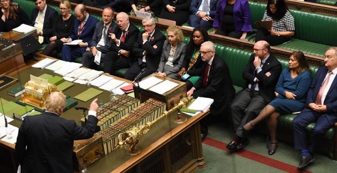 28/10/2019.- Una foto del folleto disponible por el Parlamento del Reino Unido muestra al Primer Ministro británico, Boris Johnson (L) durante un debate electoral en la Cámara de los Comunes EFE / EPA / JESSICA TAYLOR