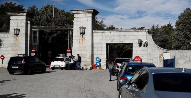 Una hilera de coches espera frente al control en la puerta principal para entrar en el Valle de los Caídos. / EFE