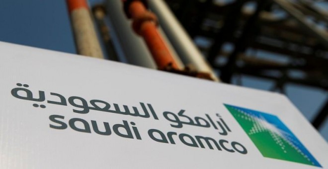 El logo de Saudi Aramco en la planta petrolera de la compañía en Abqaiq (Arabia Saudita). REUTERS/Maxim Shemetov