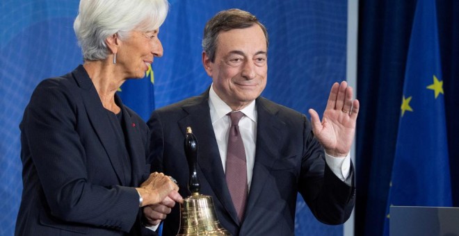 El presidente saliente del Banco Central Europeo (BCE), Mario Draghi, entrega la campana que simboliza la presidencia de la entidad a su sucesora, la francesa Christine Lagarde, enel acto de despedida en Fráncfort. REUTERS/Boris Roessler/Pool