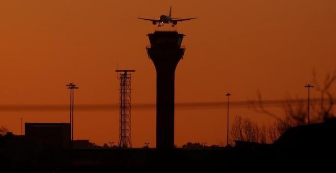 Un avión de pasajeros se prepara para aterrizar en el aeropuerto londinense de Luton, gestionado por Aena. REUTERS/Peter Cziborra