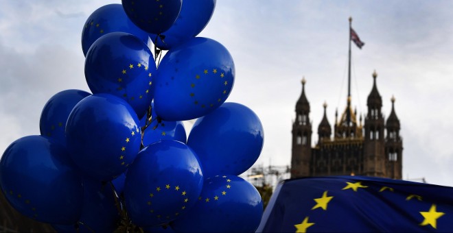 28/10/2019- Globos y una bandera de la Unión Europea frente al Parlamento británico. / EFE - ANDY RAIN