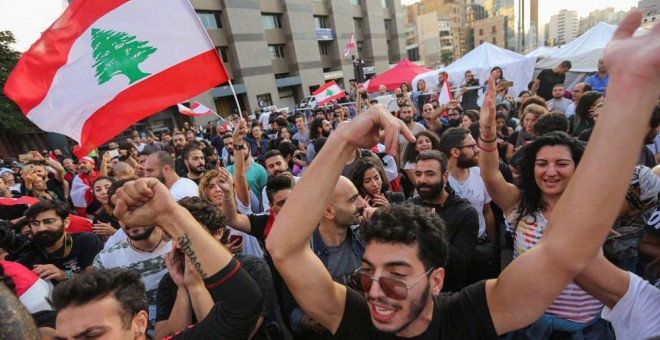 29/10/2019.- Los libaneses estallan de júbilo tras escuchar el anuncion del primer minsitro. REUTERS/Aziz Taher