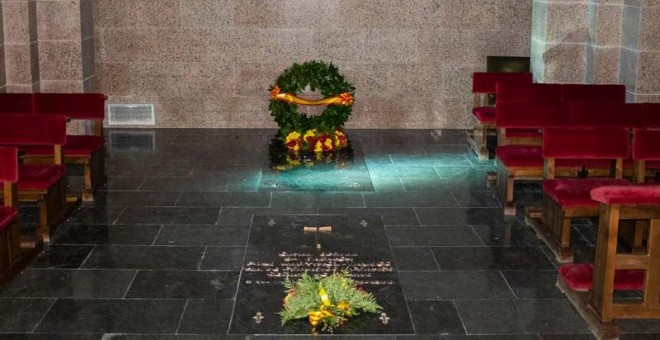 Imagen de la tumba de de Francisco Franco en la cripta del cementerio del cementerio de Mingorrubio, en El Pardo, Madrid. En primer plano se puede ver la lápida de Carmen Polo y,en segundo plano, pegada a la pared, la del dictador. (SECRETARÍA DE ESTADO D