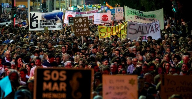 30/10/2019.- Unas 55.000 personas se manifiestan en Cartagena para pedir la recuperación ambiental del Mar Menor. / EFE - MARCIAL GUILLÉN