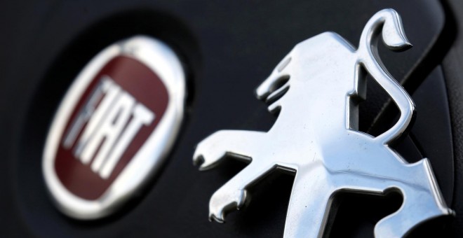 Los logos de Fiat y Peugeot.