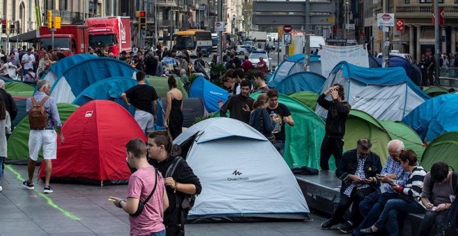 Unos 150 jóvenes, la mayoría universitarios, han pasado la noche acampados en casi un centenar de tiendas de campaña instaladas en la plaza de la Universitat, en Barcelona. /EFE