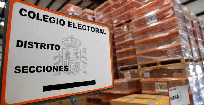 31/10/2019.- Vista del material apilado y preparado para las elecciones generales del próximo 10 de noviembre en un centro logístico de Alcalá de Henares. / EFE - CHEMA MOYA