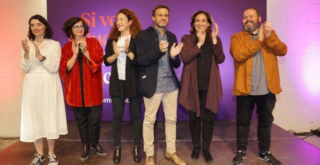 El candidat al Congrés dels Diputats, Jaume Asens, amb la candidata al Senat, Rosa Lluch, i l'alcaldessa de Barcelona, Ada Colau, durant l'obertura de campanya per a les eleccions espanyoles del 10 de novembre. En Comú Podem