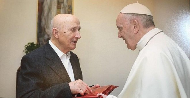 El sacerdote y teólogo José María Castillo con el papa Francisco.