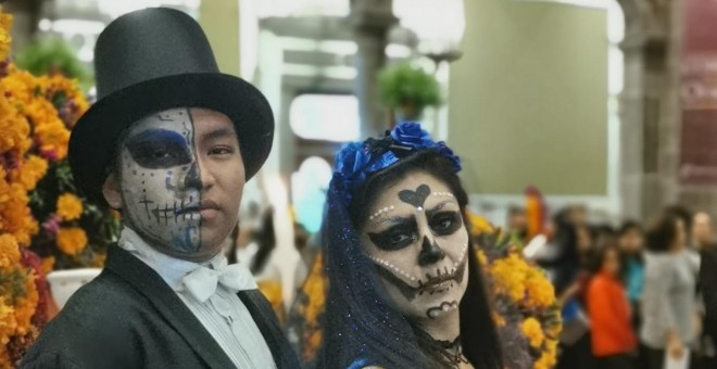 Dos personas disfrazas en Puebla. FOTOS: QUERALT CASTILLO CEREZUELA