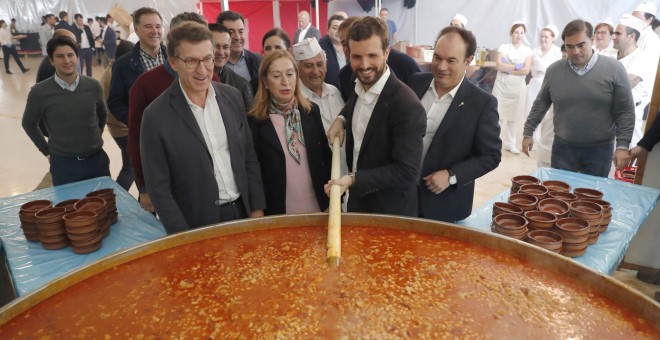 02/11/2019.- El presidente del Partido Popular, Pablo Casado (2d), junto al presidente de la Xunta, Alberto Núñez Feijóo (i), el alcalde de la Lalín, José Crespo, (d) y la candidata Ana Pastor. / EFE