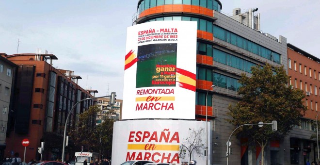 02/11/2019.- Ciudadanos ha colgado en la fachada de su sede nacional una imagen de la épica victoria de la selección española de fútbol frente a Malta en 1983 para subrayar que su 'remontada' está 'en marcha'. / EFE - PACO CAMPOS