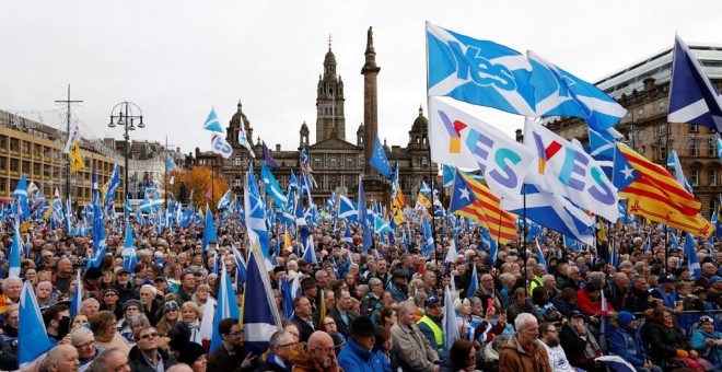Miles de personas se reunieron en el centro de Glasgow para pedir que se celebre una nueva consulta el año que viene. REUTERS/Russell Cheyne