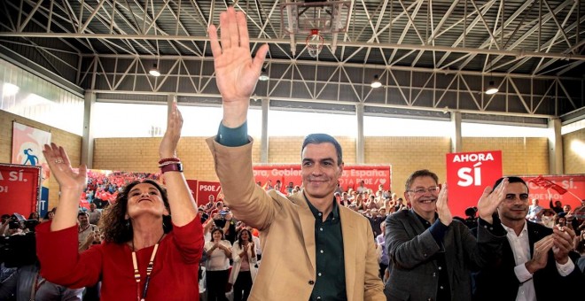 02/11/2019.- El secretario general del PSOE y presidente del Gobierno en funciones, Pedro Sánchez (2i), junto al secretario general del PSPV y presidente de la Generalitat, Ximo Puig (2d), la secretaria provincial, Mercedes Caballero (i) y el alcalde de M