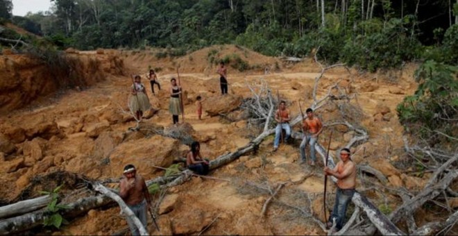 Indígenas en la selva del Amazonas. REUTERS