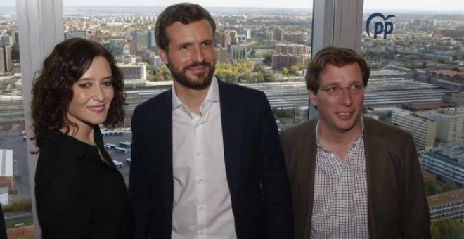 El presidente del PP, Pablo Casado (c), durante la clausura de un acto en Madrid, acompañado por la presidenta de la Comunidad de Madrid, Isabel Díaz Ayuso (i), y por el alcalde de Madrid, José Luis Martínez Almeida (d).- EFE/Paco Campos