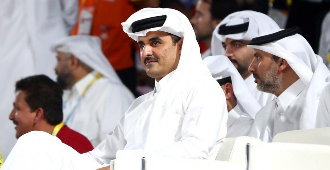 El emir de Catar, jeque jeque Tamim bin Hamad Al Thani, en un partido de los Juegos Mundiales de Playa en Doha-. REUTERS / Ibraheem Al Omari