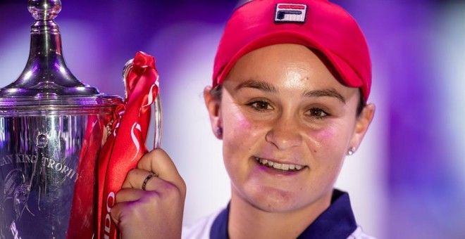 Ashleigh Barty levanta el trofeo que le ha reportado el mayor premio en la historia de su deporte. EFE/EPA/ALEX PLAVEVSKI