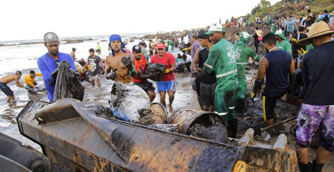 Limpieza de residuos de fuel en el Cabo São Agostinho (Pernambuco)./GILBERTO CRISPIM/ FOTOS PÚBLICAS. 22/10/19