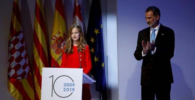 El rey Felipe VI aplaude la intervención de la princesa Leonor en el acto de entrega de los Premios Princesa de Girona, en el Palacio de Congresos de Barcelona. EFE/ Quique García