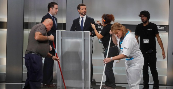 04/11/2019.- Trabajadores minutos antes de comenzar el debate electoral a cinco. / EFE - JUAN CARLOS HIDALGO