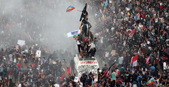 Los enfrentamientos violentos dentro de las protestas en Chile por la desigualdad vivida en el país han provocado 11 muertos hasta el momento. / Reuters