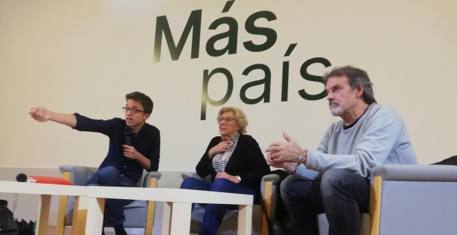 El candidato de Más País, Iñigo Errejón, junto a la ex alcaldesa Manuela Carmena y el cabeza de lista por Bizkaia, Txema Urkijo, este martes en Bilbao. D.A.
