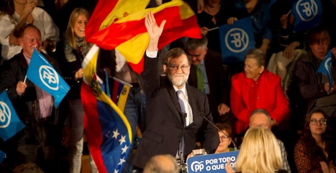 05/11/2019.- El expresidente del Gobierno Mariano Rajoy participa en el acto electoral que los populares celebran hoy martes en el Auditorio Mar de Vigo. / EFE - SALVADOR SAS