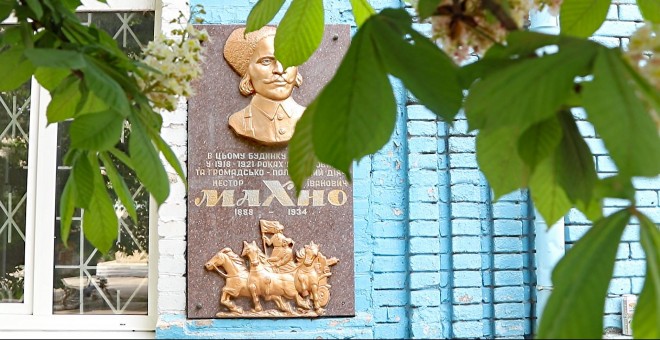 Placa dedicada a Néstor, sujeta a la fachada del Ayuntamiento de Guliai Pole, antaño cuartel general de los majnovistas. / Ferrán Barber