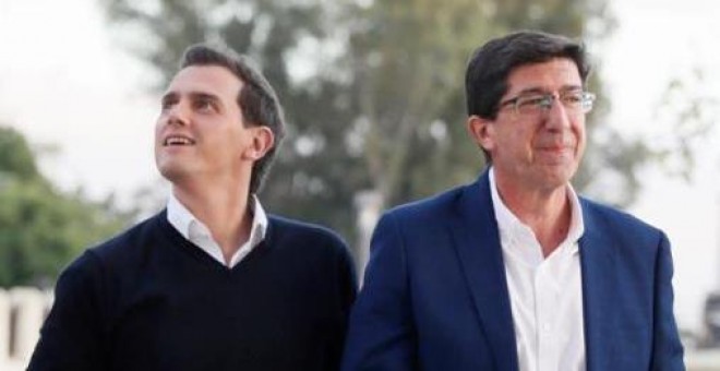 El presidente de Ciudadanos y candidato a la presidencia del Gobierno, Albert Rivera (D), junto al vicepresidente de la Junta de Andalucía, Juan Marín, caminan hacia el barco donde han realizado un acto con simpatizantes y compañeros de partido, durante u