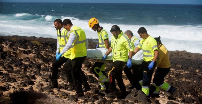 Los servicios de emergencias rescatan los cuerpos sin vida de una patera que volcó este miércoles en Lanzarote. EFE/ Javier Fuentes