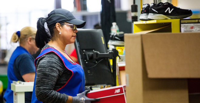 Imagen de una trabajadora en una fábrica de una conocida marca de ropa en EEUU./  Adam Glanzman (GETTY IMAGES NORTH AMERICA/AFP)