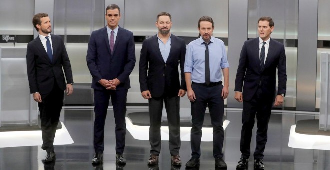 Los candidatos a la presidencia del Gobierno (i-d) Pablo Casado, Pedro Sánchez, Santiago Abascal, Pablo Iglesias y Albert Rivera, momentos antes de comenzar el debate electoral celebrado el pasado lunes. EFE/Juan Carlos Hidalgo