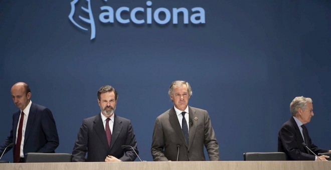 El presidente de Acciona, José Manuel Entrecanales, y su vicepresidente, Juan Ignacio Entrecanales, en la junta de accionistas de la constructora. E.P.