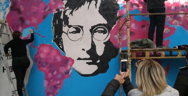 Turistas fotografiando el mural de John Lennon.