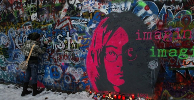 El Muro de John Lennon en Praga antes del mural realizado este 7 de noviembre, 2019.