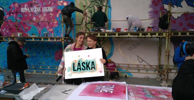 Estudiantes de arte con la palabra 'amor' en checo.