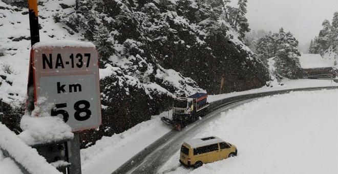 Un camión quitanieves retira la nieve de una carretera en Larra-Belgoa, después de las precipitaciones de esta noche dejaran una capa de 10 centímetros./ Jesús Diges (EFE)