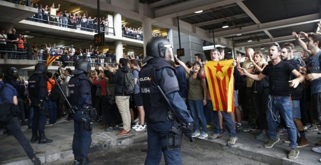 Antidisturbios de la UIP en el Aeropuerto del Prat tras conocerse la sentencia del 'procés'.